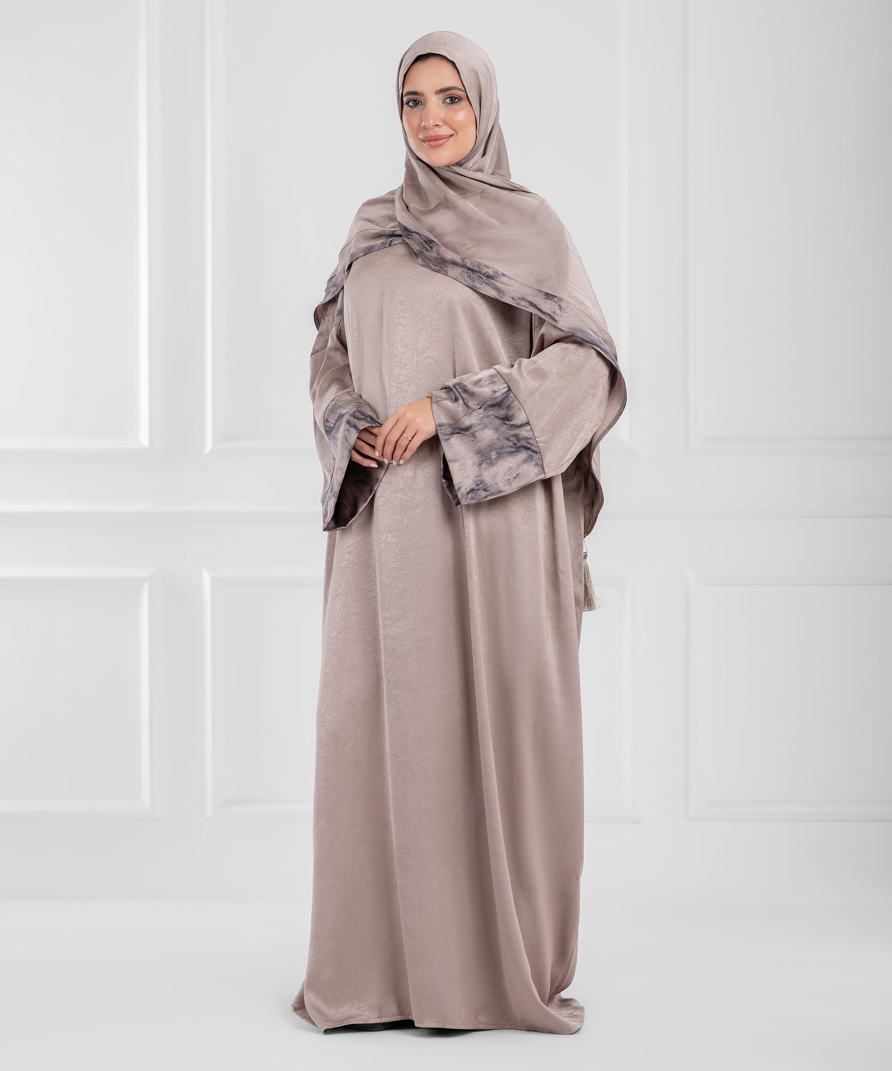 Pearl Jacquard Satin isdal - اسدال لؤلؤ ستان جاكار (beige printed sleeves)