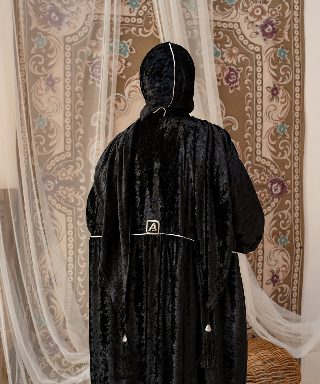Iconic Velvet Isdal / Black - اسدال قطيفة مميزة اسود