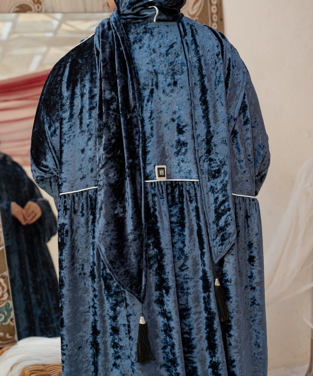 Iconic Velvet Isdal / Blue - اسدال قطيفة مميزة كحلي